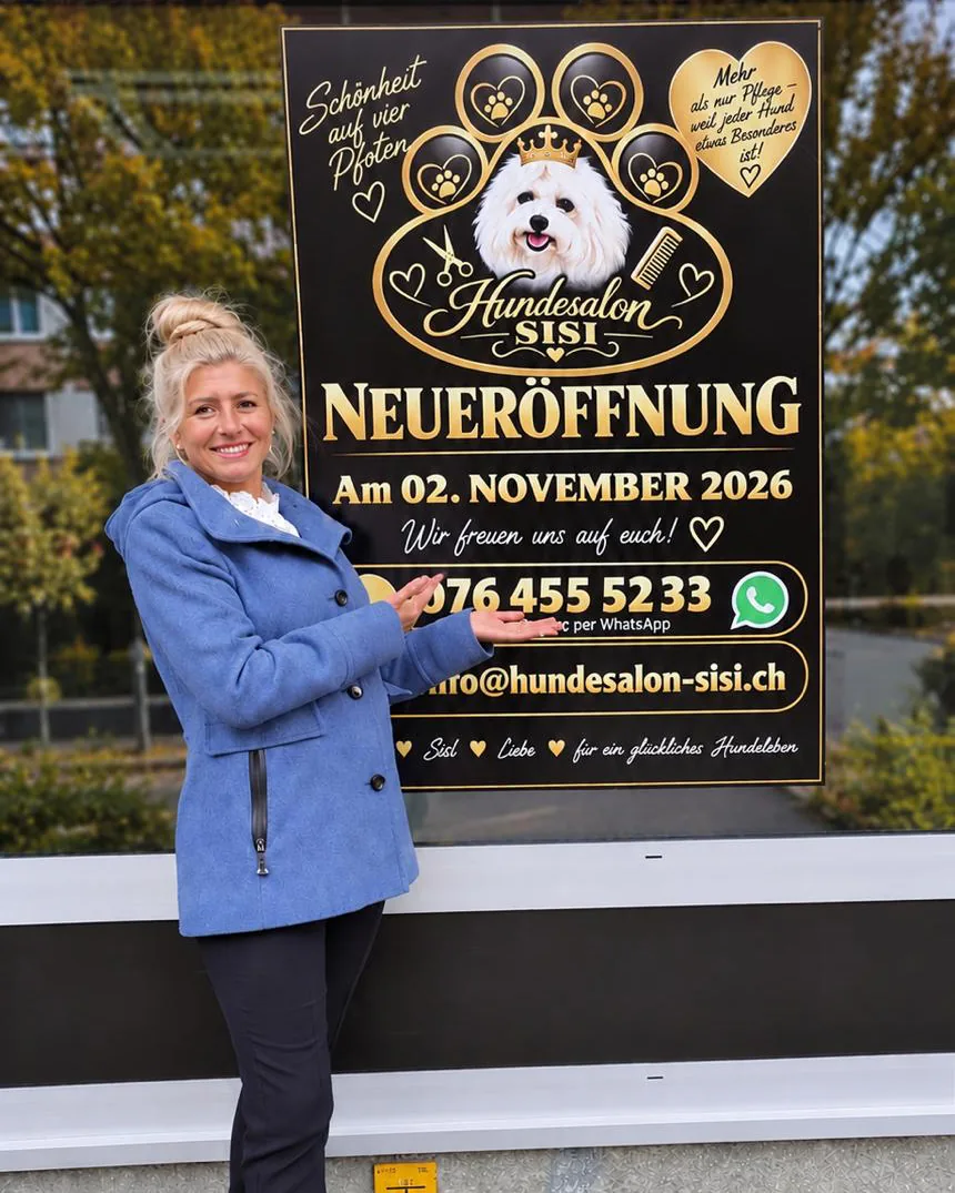 Eliza vor dem Hundesalon Sisi in Baden mit dem Plakat zur Neueröffnung